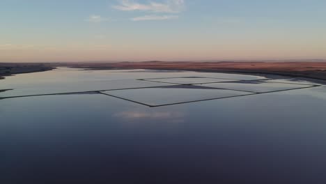 Vuelo-De-Drones-Sobre-El-Lago-Rosa-En-Lochiel-En-El-Sur-De-Australia