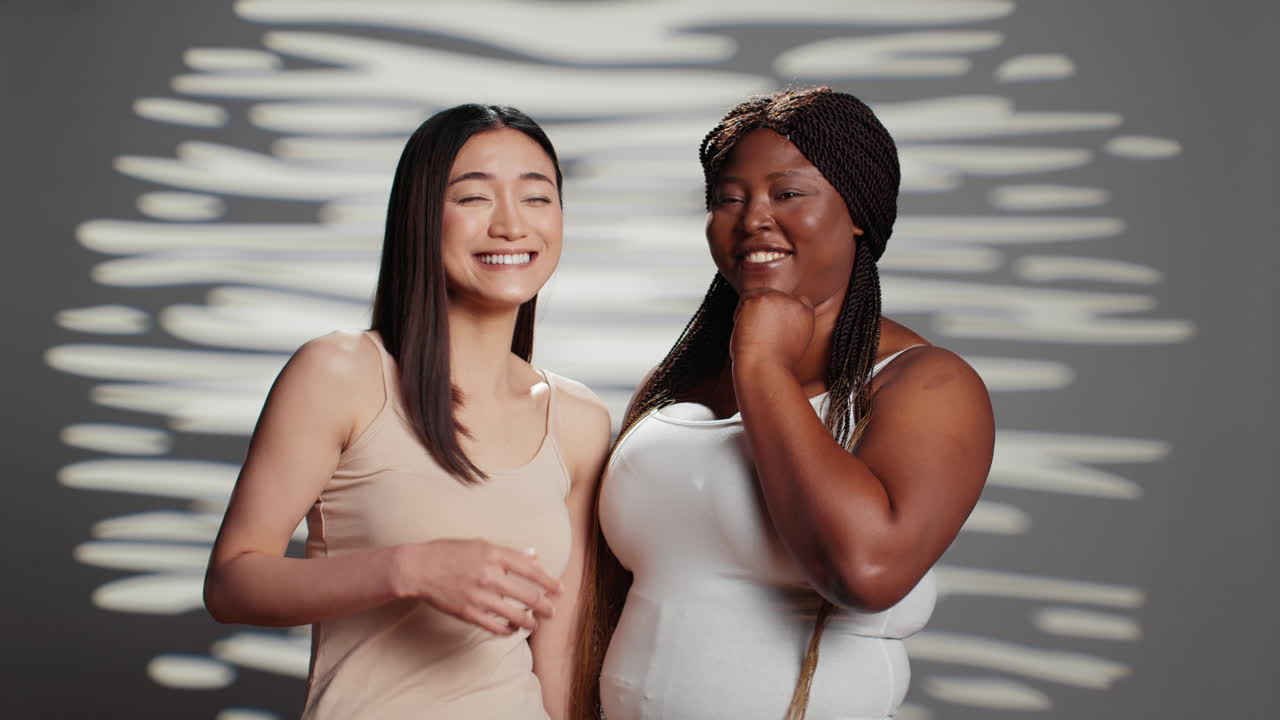 두 여자가 함께 웃고 있습니다.