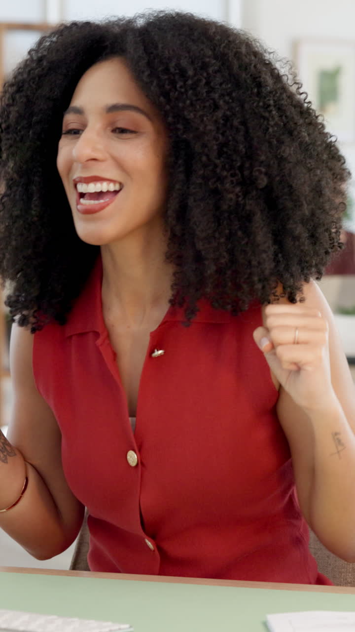 Mulher Feliz Reagindo com Alegria e Batendo Palmas no Escritório