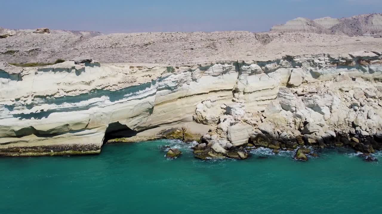 자연의 자연 풍경에서 공중 드론 촬영 바람 침식 바위 산 지형 진 점토 재료 해안 해변에서 멋진 풍경 바위 바다 해양 모험 이란에서 넓은 시야 사우디 아라비아