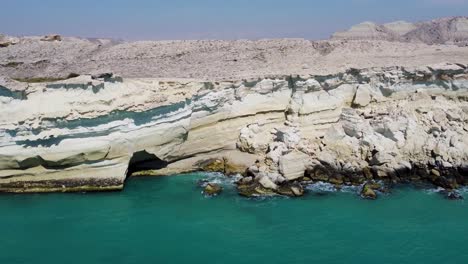 drone aéreo disparado desde el paisaje natural de la naturaleza erosión del viento roca forma de tierra montaña barro material arcilla maravillosas rocas escénicas en la playa costera océano aventura marina amplia vista en iran arabia saudí