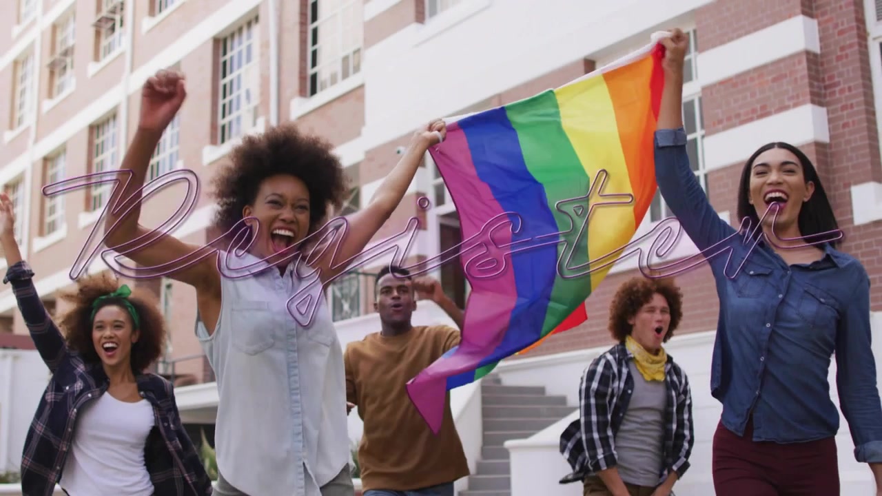 Mujer líder al frente de un grupo marchando cívicamente, agitando una bandera del orgullo, con un letrero de neón que muestra puños levantados