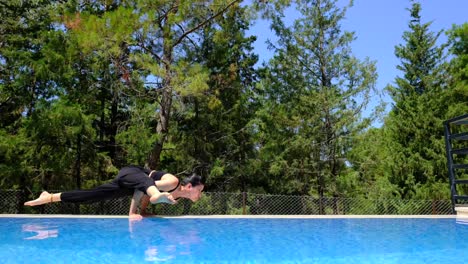 Chica-Haciendo-Yoga-Junto-A-La-Piscina