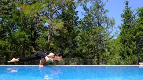 chica haciendo yoga junto a la piscina