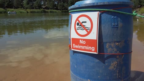 no hay señal de advertencia de natación en el borde de las aguas del lago