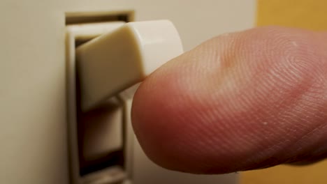 foto macro de un dedo que enciende un interruptor de luz