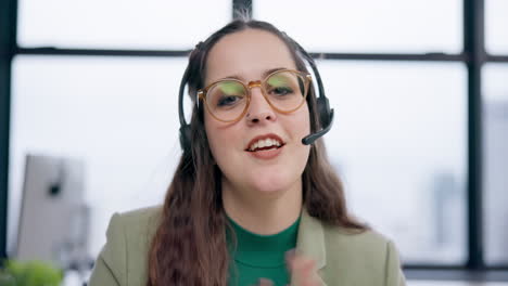 cara, llamada de video y mujer hablando en la oficina