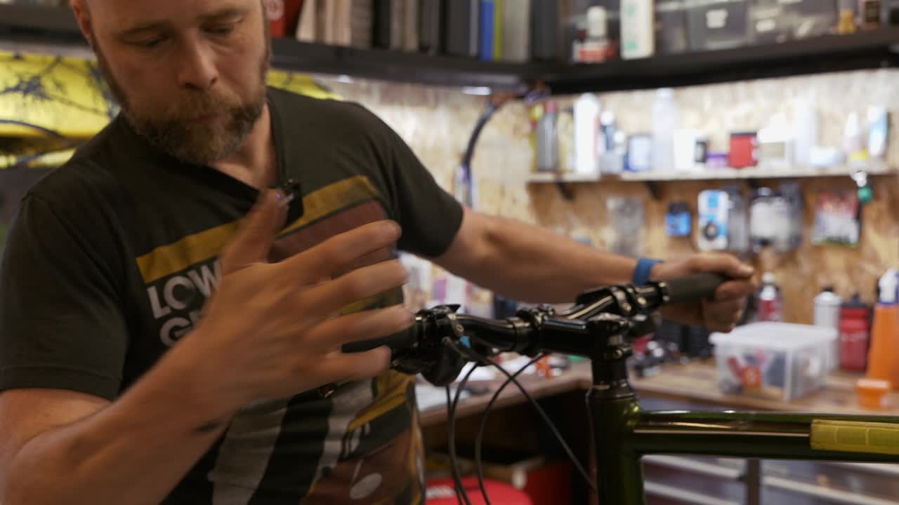 un mecánico de bicicletas masculino ajusta nuevos tapones de extremo de barra en un taller
