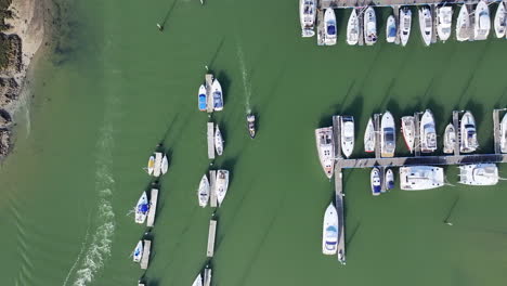 disparo aéreo de vista de pájaro seguimiento de barco que sale del astillero 4k