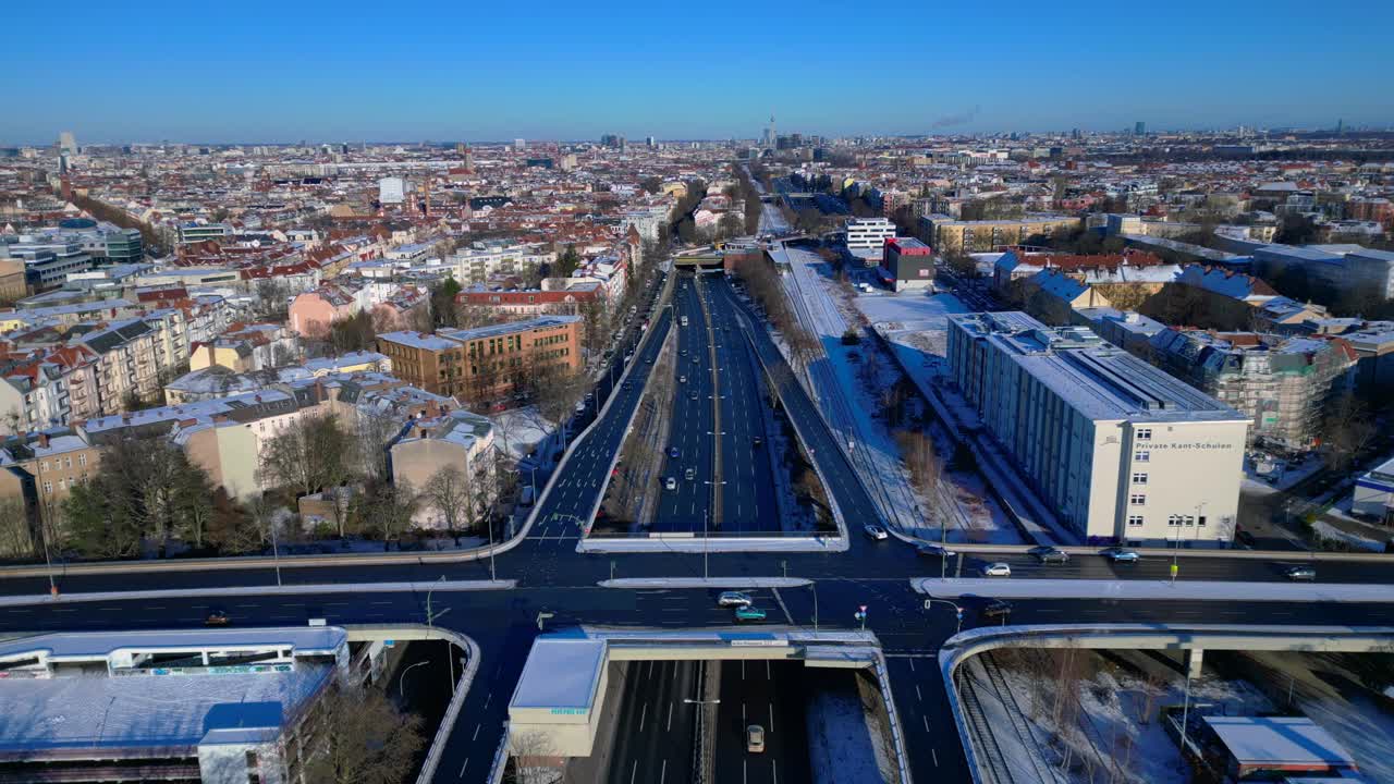 Panoráma Berlína shora ukazující složitou silniční síť, tok dopravy, železniční tratě a budovy během zimního dne. Nádherný letecký pohled, panorama z dronu.