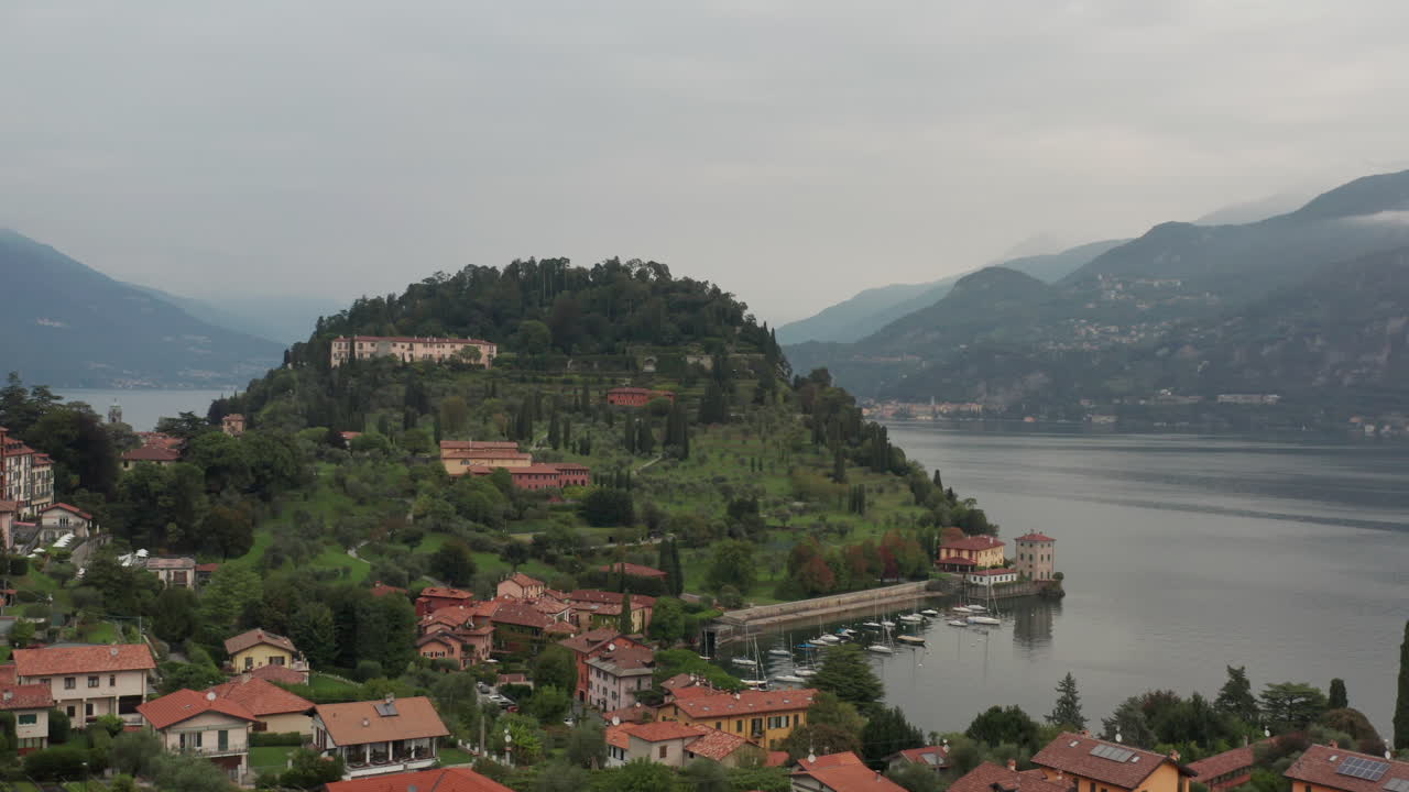 vista aérea de la ciudad de bellagio con una montaña verde llena de edificios al fondo