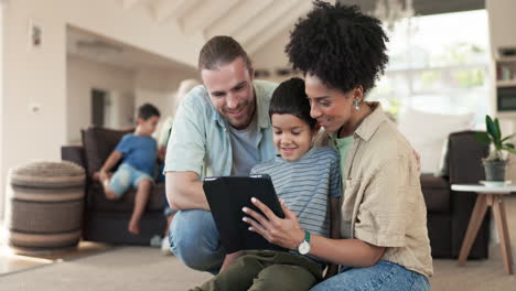 tableta, hogar y padres de familia felices
