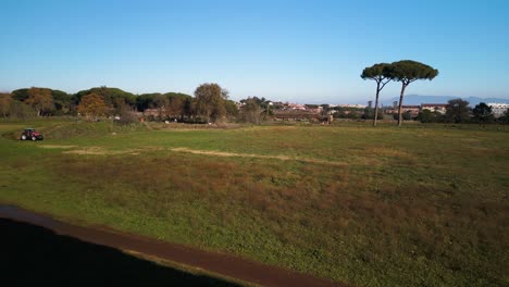 Disparo-Cinematográfico-De-Un-Dron-Volando-A-Través-Del-Antiguo-Acueducto-Romano-De-Claudio-En-Roma,-Italia