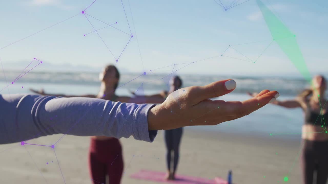 Istruttore che alza il braccio avviando un allontanamento della telecamera che mostra una posa yoga sulla spiaggia per l'apertura del petto con sovrapposizione.