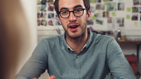 reunión del equipo de negocios creativos en una oficina hipster de moda discutiendo nuevas ideas