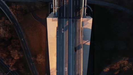 vista aérea sobre el tráfico en el puente verrazzano-narrows, atardecer de otoño en ny, ee.uu. - de arriba hacia abajo, disparo de drone
