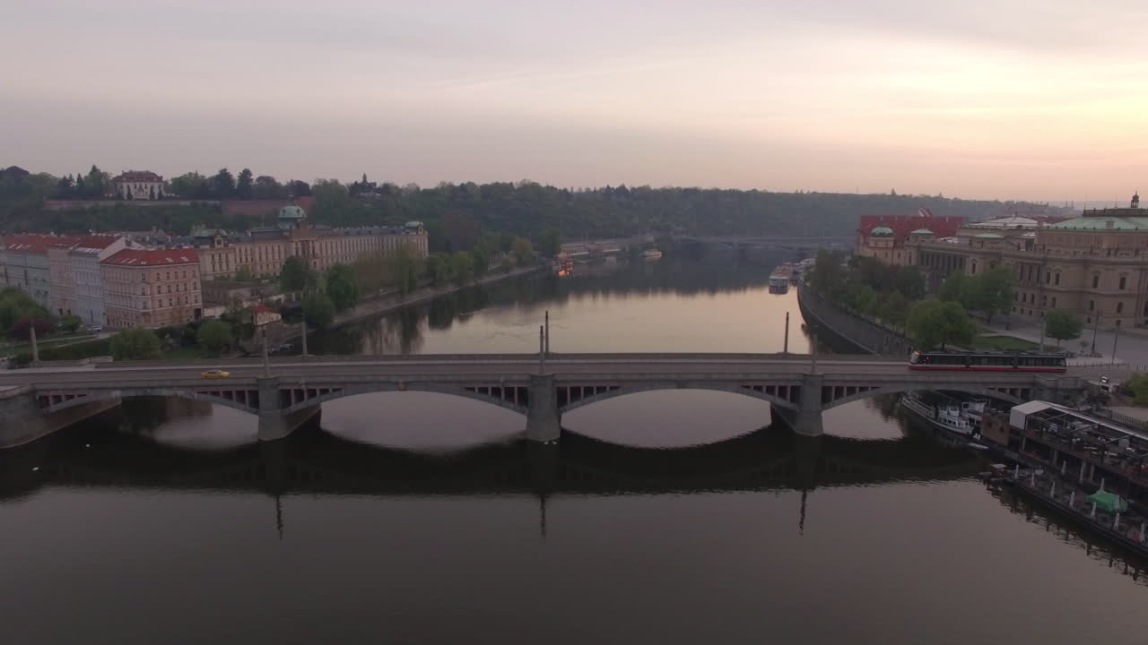 Sorvolando il Ponte Mánes sul fiume Moldava a Praga