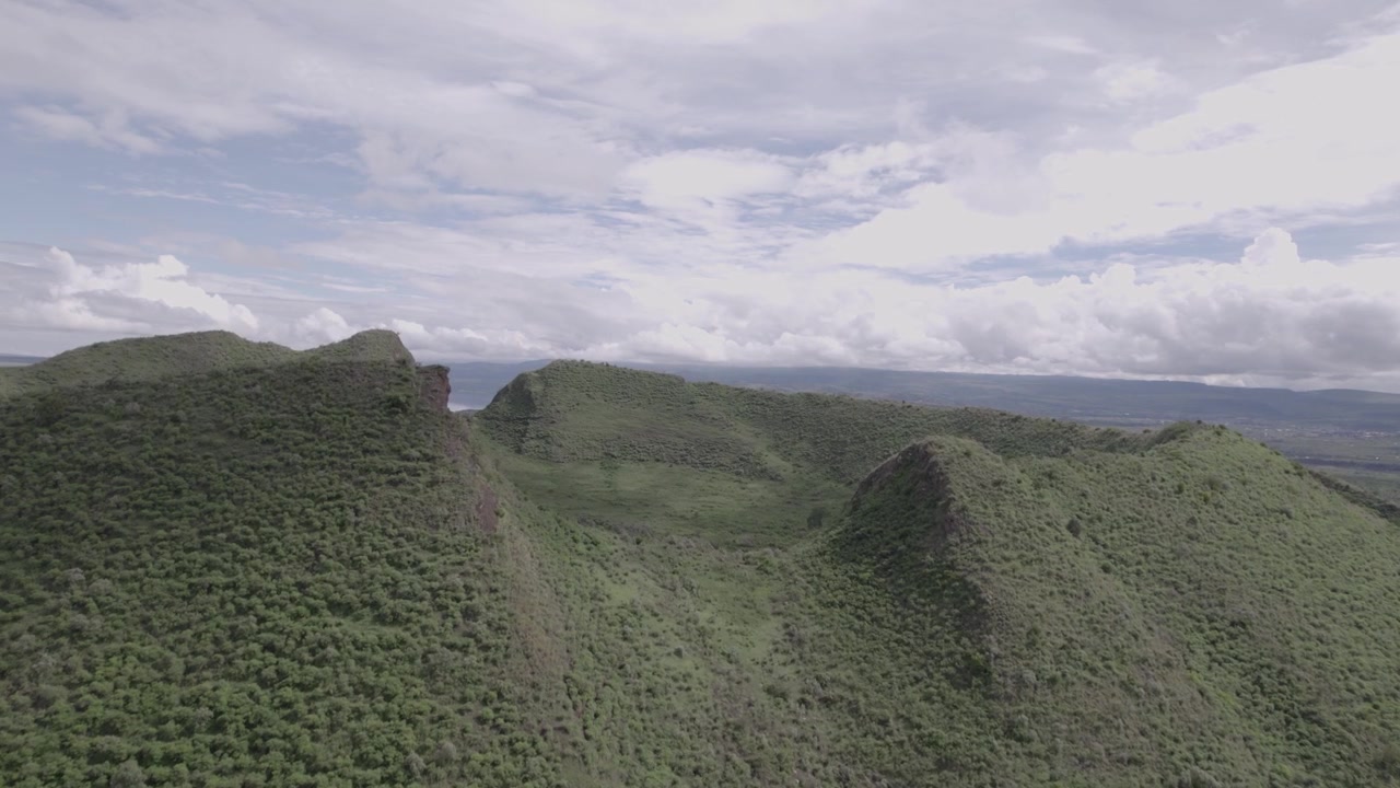 Toma aérea de dron que revela el Guerrero Durmiente en Naivasha, Kenia