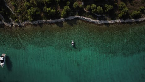 Vista-De-Arriba-Hacia-Abajo-De-Hermosas-Aguas-Turquesas-En-Croacia