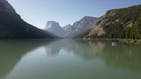 Menschen,-Die-Auf-Den-Grünen-Flussseen-In-Der-Nähe-Von-Pinedale-In-Wyoming,-Usa,-Kanufahren