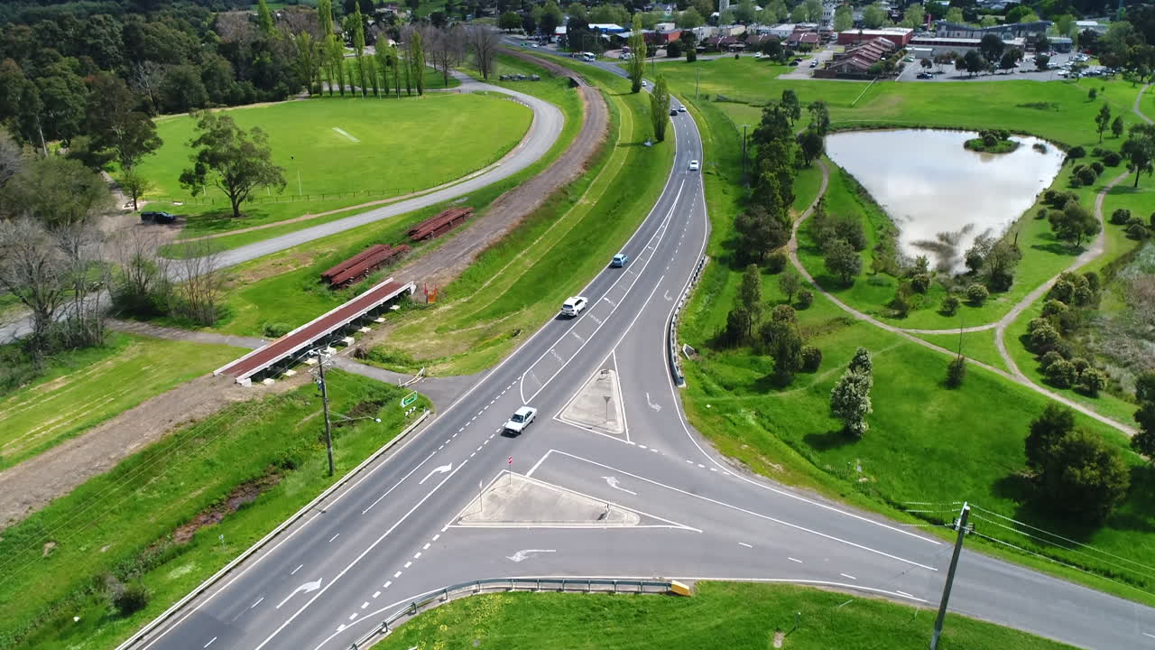 시골길 추적 차량 위를 날다