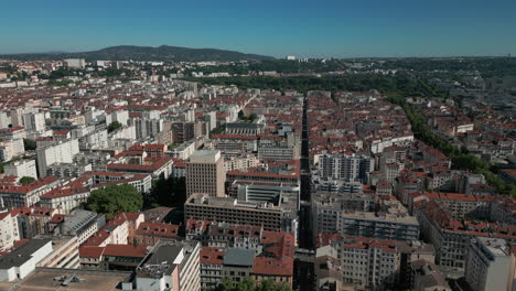 Drone-Volando-Sobre-El-Centro-De-La-Ciudad-De-Lyon,-Francia