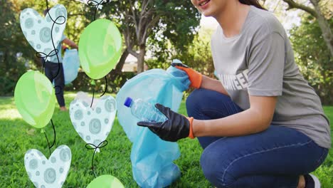 animación de globos sobre una feliz mujer caucásica recogiendo basura en el campo