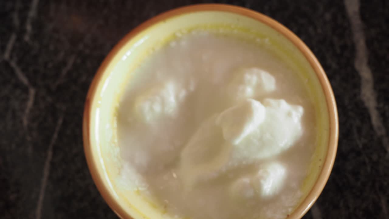 요구르트 한 그 의 근처