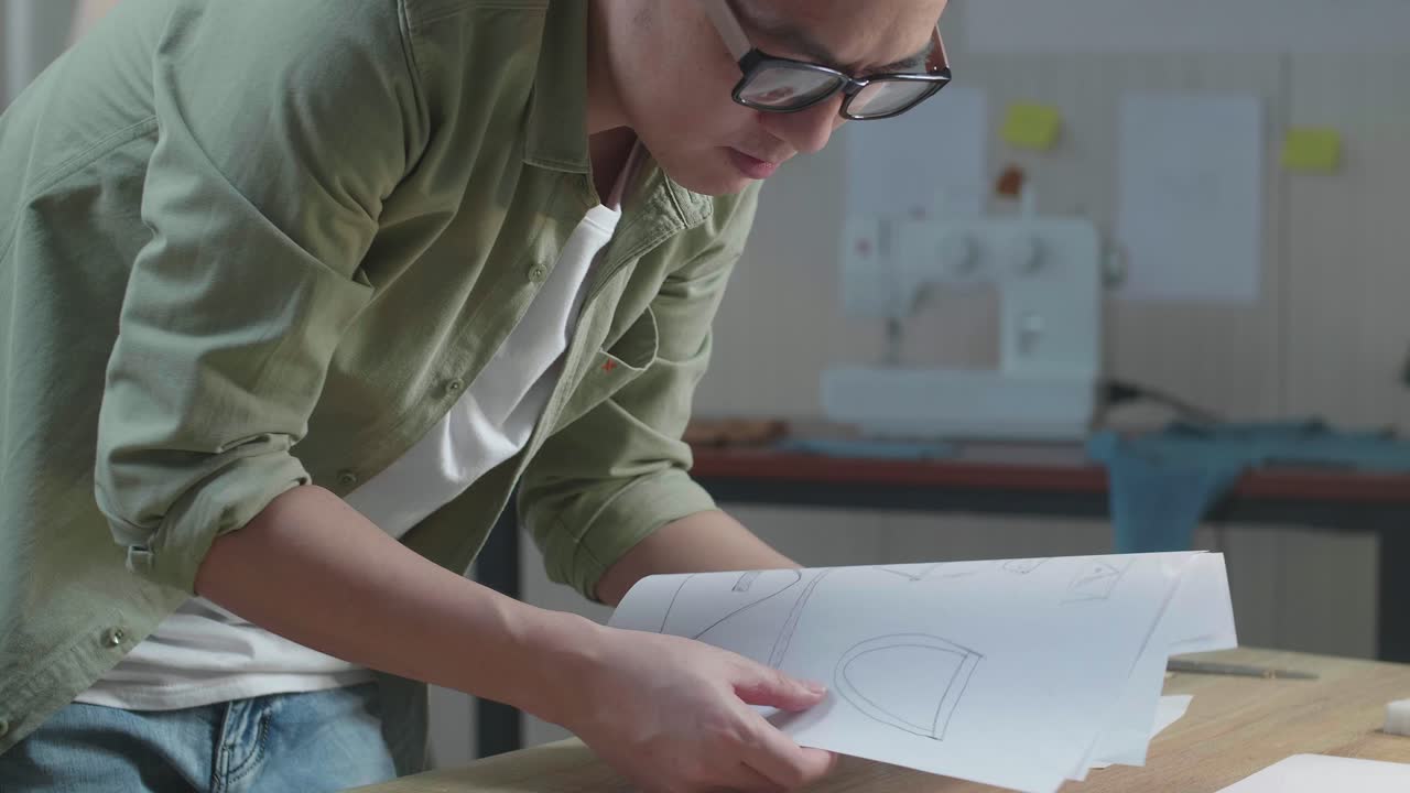 diseñador trabajando en bocetos de diseño