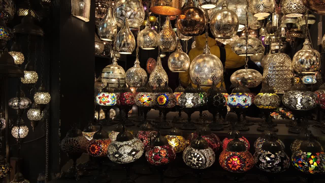 joven caminando por el bosque de otoño