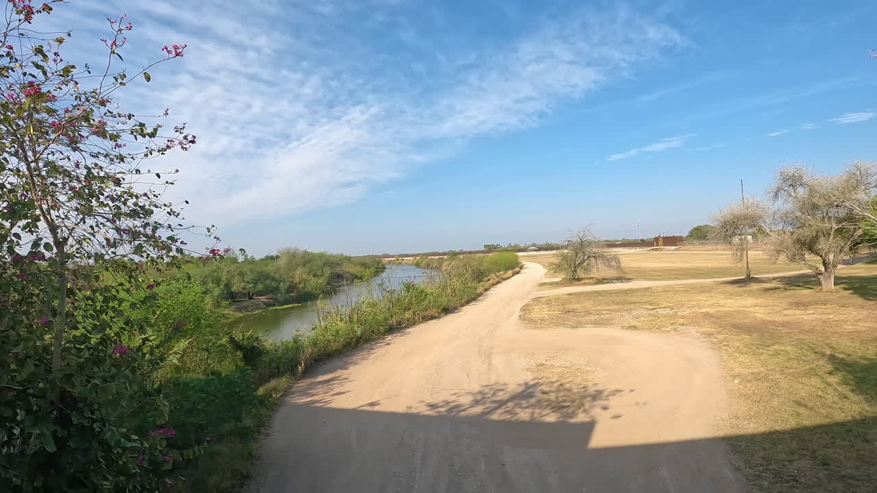 camino de tierra a lo largo del río grande cerca de donna texas