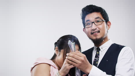 pareja asiática celebrando su boda en cámara lenta serie de fotos de bodas de bodas
