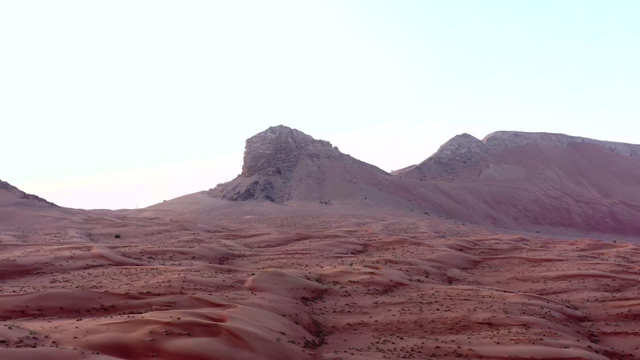 4k 드론 영상, 모래 파동과 함께 멜리하 사막의 화석 암석 고원의 공중 광경, 아랍에미리트의 모래 언덕 사막의 스핑크스의 지질적 풍경, 드론 비디오
