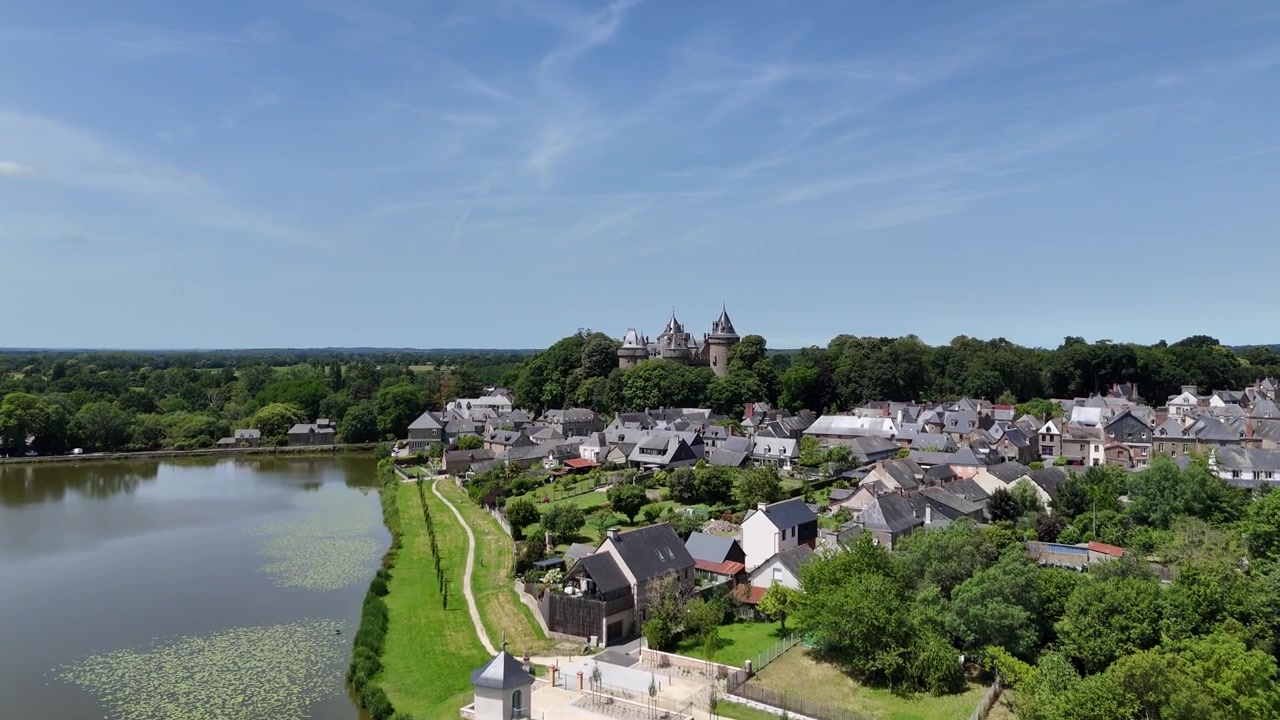 Vista aérea baja de dron de la ciudad de Combourg en Bretaña, Francia, con cielo azul de verano