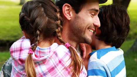 soldado feliz reunido con su hijo e hija