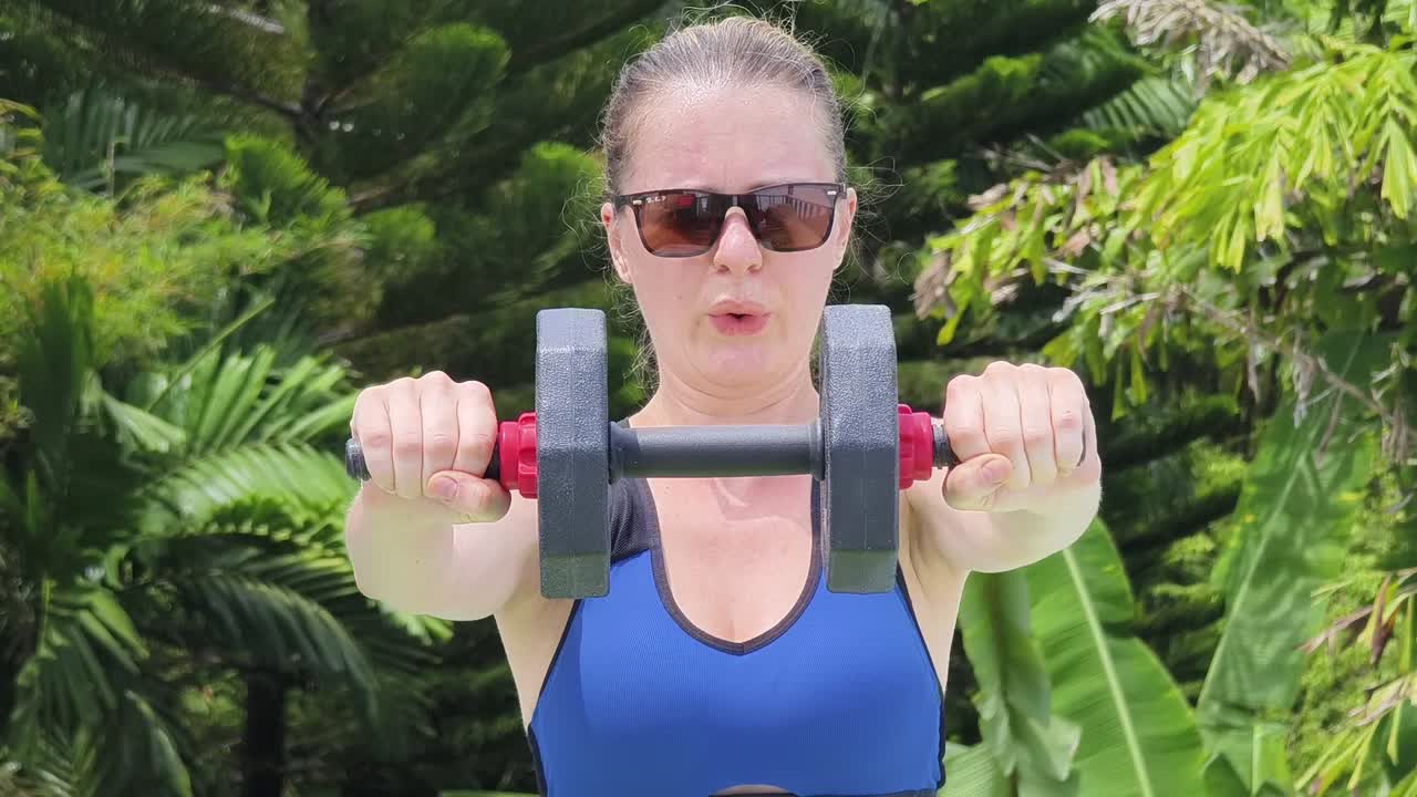 덤벨 을 사용 하여 야외 에서 운동 하는 여자