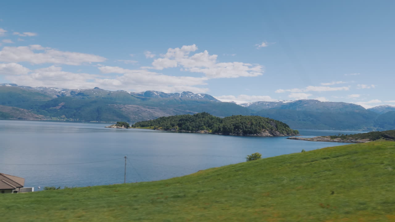 노르웨이의 장엄한 피요르드 자동차 창 4k 비디오에서 본 전망