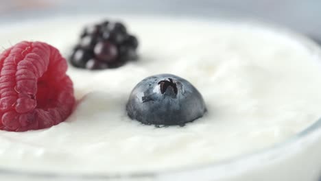 yoghurt parfait con bayas