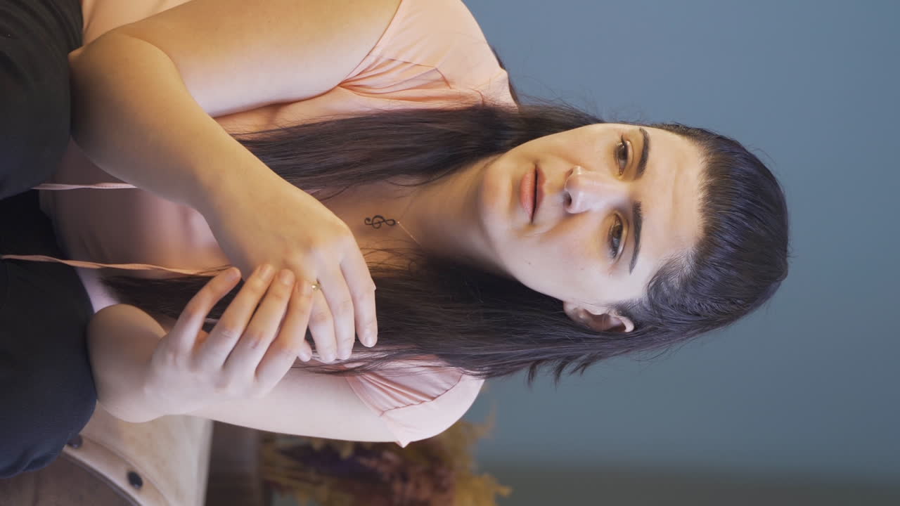 vídeo vertical de la mujer que duda en dejar a su marido.
