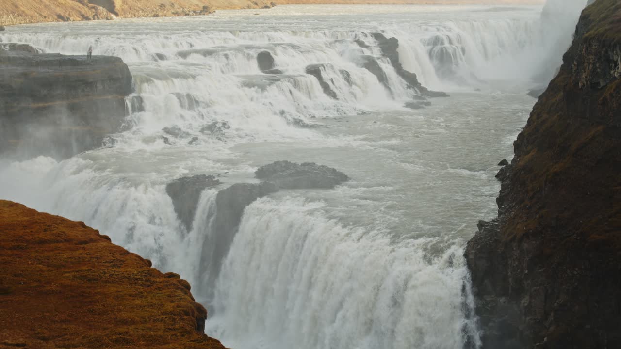 ⁇ 빛이 비는 날에 느린 움직임으로 빠른 gullfoss 폭포의 높은 각도 전망
