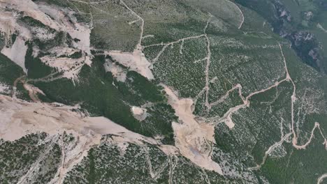 gran deforestación en la ladera de la montaña causada por la cantera y la excavación