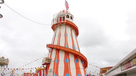 Eine-Britische-Helter-Skelter-Fahrt-Im-Vergnügungspark-Kirmes-In-Einem-Ferienresort-An-Der-Küste