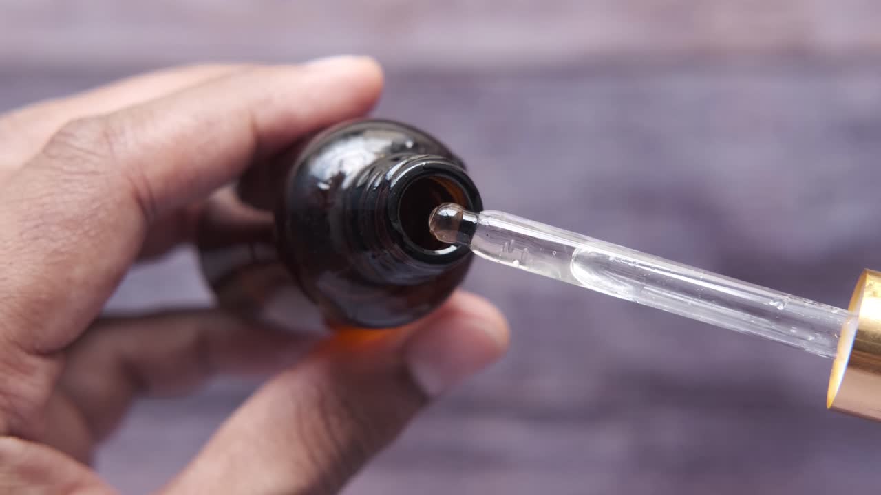 aplicación de suero o aceite esencial con gotero