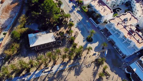 Drone-Sobre-Una-Pequeña-Zona-De-Playa-En-Ibiza