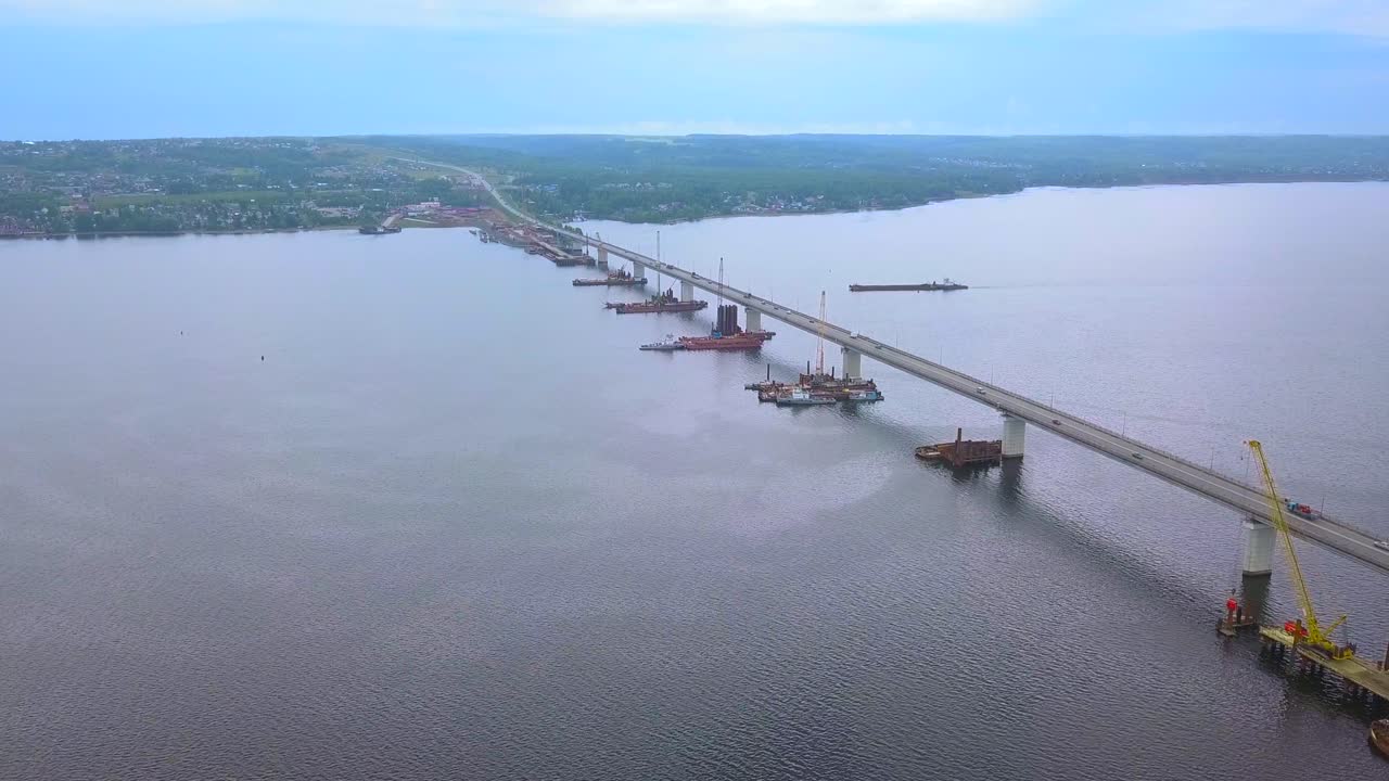 강 을 가로지르는 다리 건설