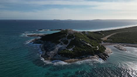 Luftaufnahme-Der-Rocky-Mountain-Küste-In-Wylie-Bay,-Westaustralien