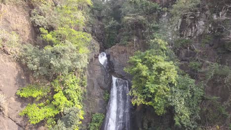selva en cascada desde el empinado valle rocoso de la cascada de mainapi en el taluka de netravali en el sur de goa, india