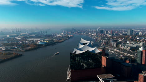 Drohnenflug-Luftaufnahme-über-Elbphilharmonie-Hamburger-Hafen-Ozean-Boote-Marine-Nautisch-Fluss-Elbe-Konzerthaus