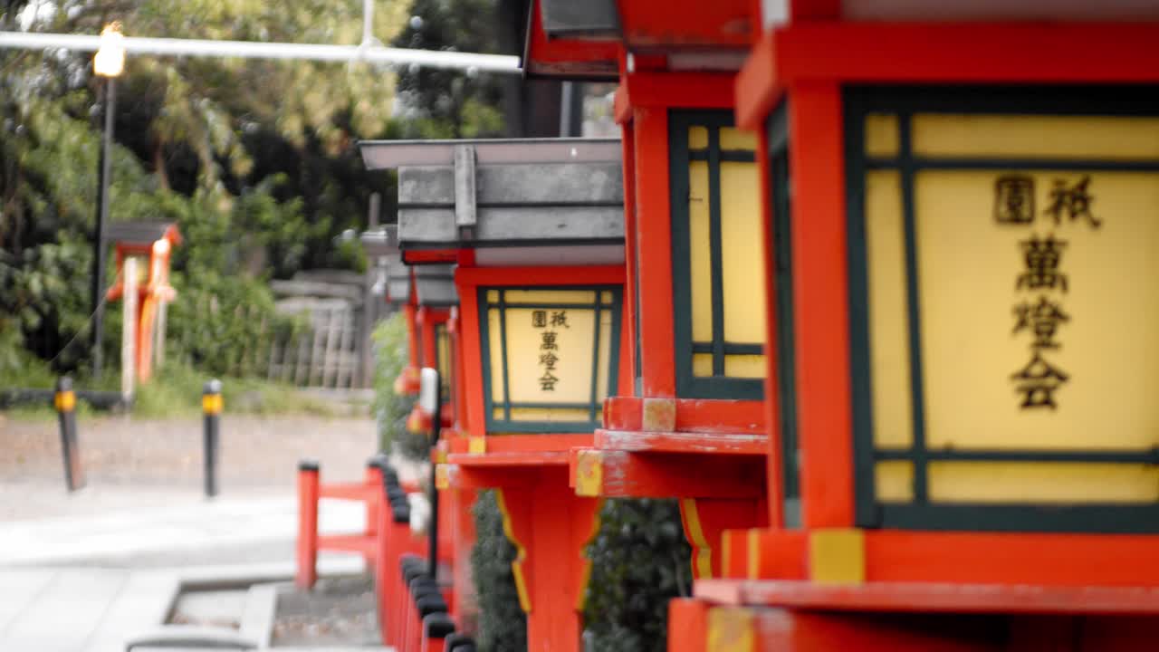tiro de diapositiva de linternas temprano en la mañana en kyoto, cámara lenta de japón 4k