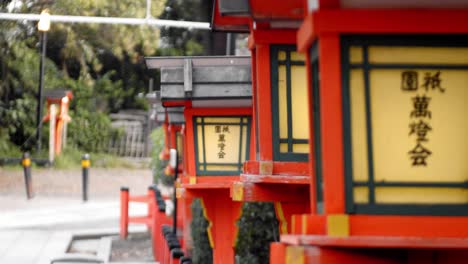 Slide-shot-of-lanterns-early-in-the-morning-in-Kyoto,-Japan-4K-slow-motion